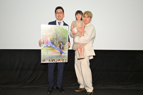「この小さな手」初日舞台挨拶の様子。