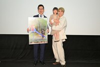 「この小さな手」初日舞台挨拶の様子。