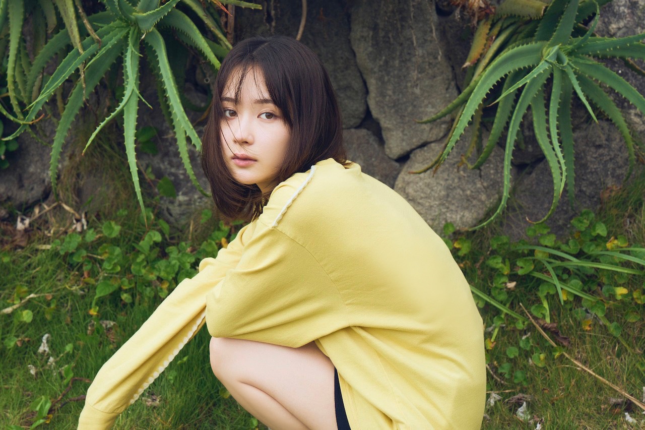「畑芽育1st写真集 残照」より。