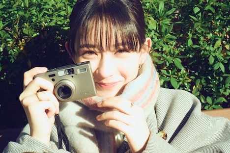 「畑芽育1st写真集 残照」より。