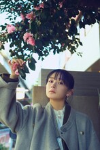 「畑芽育1st写真集 残照」より。