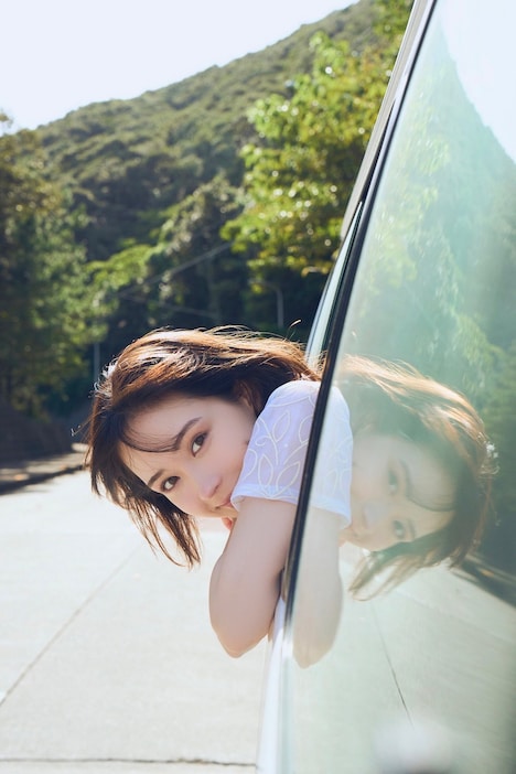 「畑芽育1st写真集 残照」より。