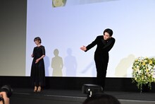 中継カメラに投げキッスをする八木勇征。