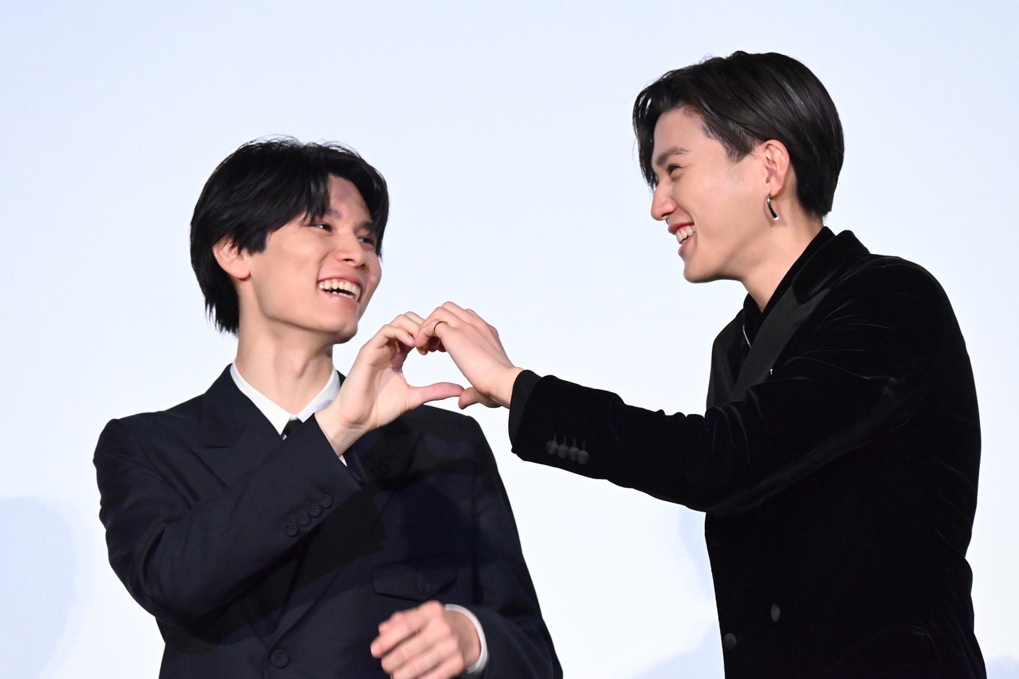 左から萩原利久、八木勇征。