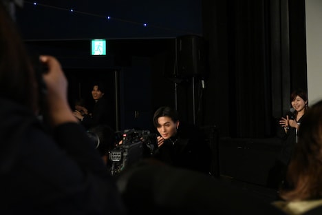 中継カメラに投げキッスをする八木勇征。