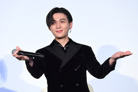 観客に作品の出来を尋ねる八木勇征。