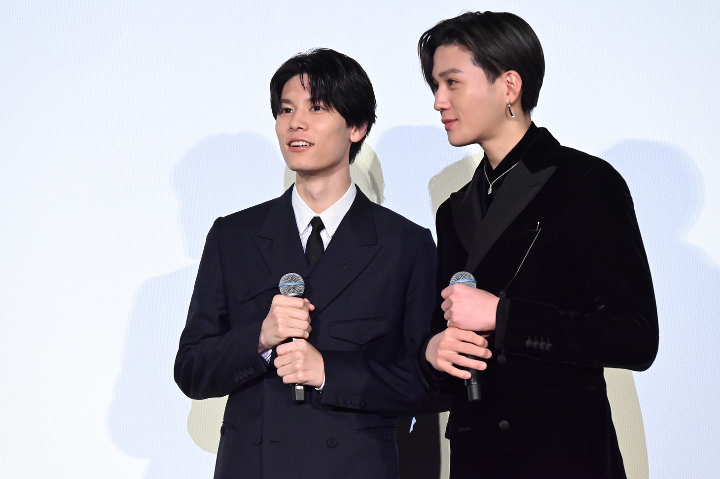 左から萩原利久、八木勇征。
