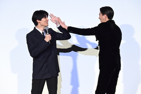 じゃれ合う萩原利久（左）、八木勇征（右）。