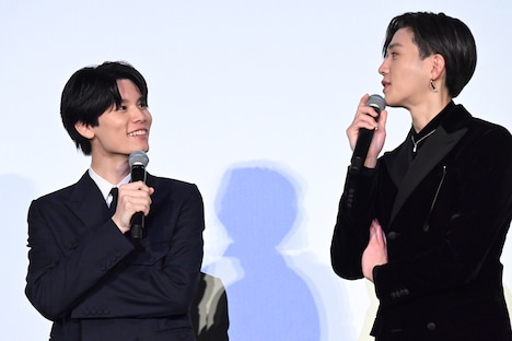 左から萩原利久、八木勇征（FANTASTICS from EXILE TRIBE）。