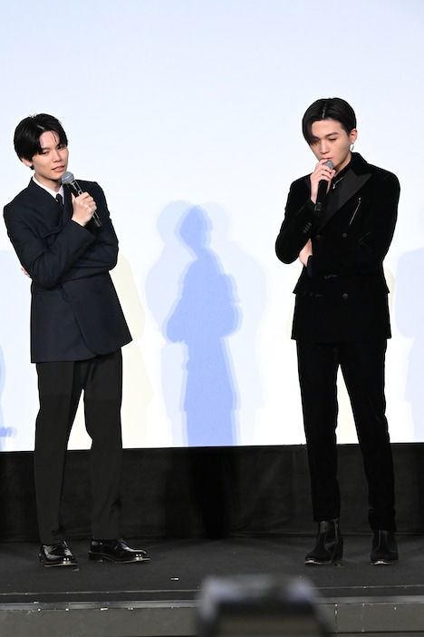 左から萩原利久、八木勇征。