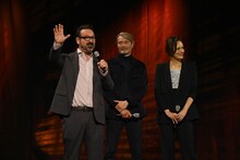 「スター・ウォーズ セレブレーション ヨーロッパ 2023」にて、左からジェームズ・マンゴールド、マッツ・ミケルセン、フィービー・ウォーラー＝ブリッジ。