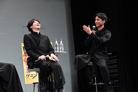 左から染谷俊之、黒羽麻璃央。