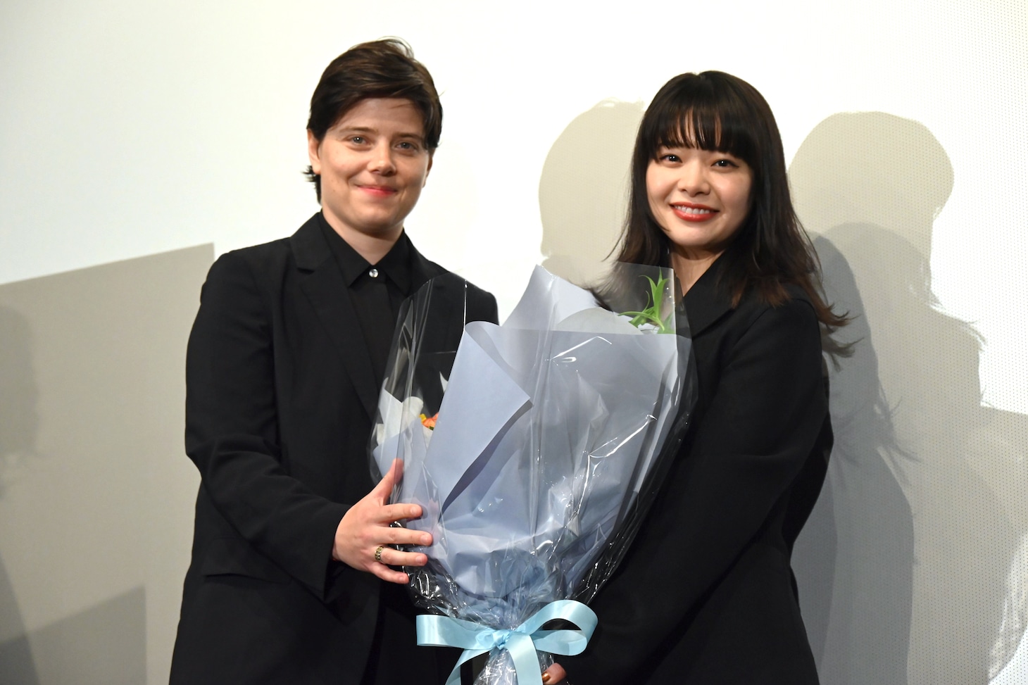 「aftersun／アフターサン」来日記念舞台挨拶の様子。左からシャーロット・ウェルズ、岸井ゆきの。