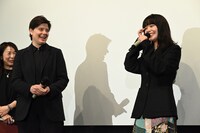 左からシャーロット・ウェルズ、岸井ゆきの。