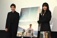 左からシャーロット・ウェルズ、岸井ゆきの。