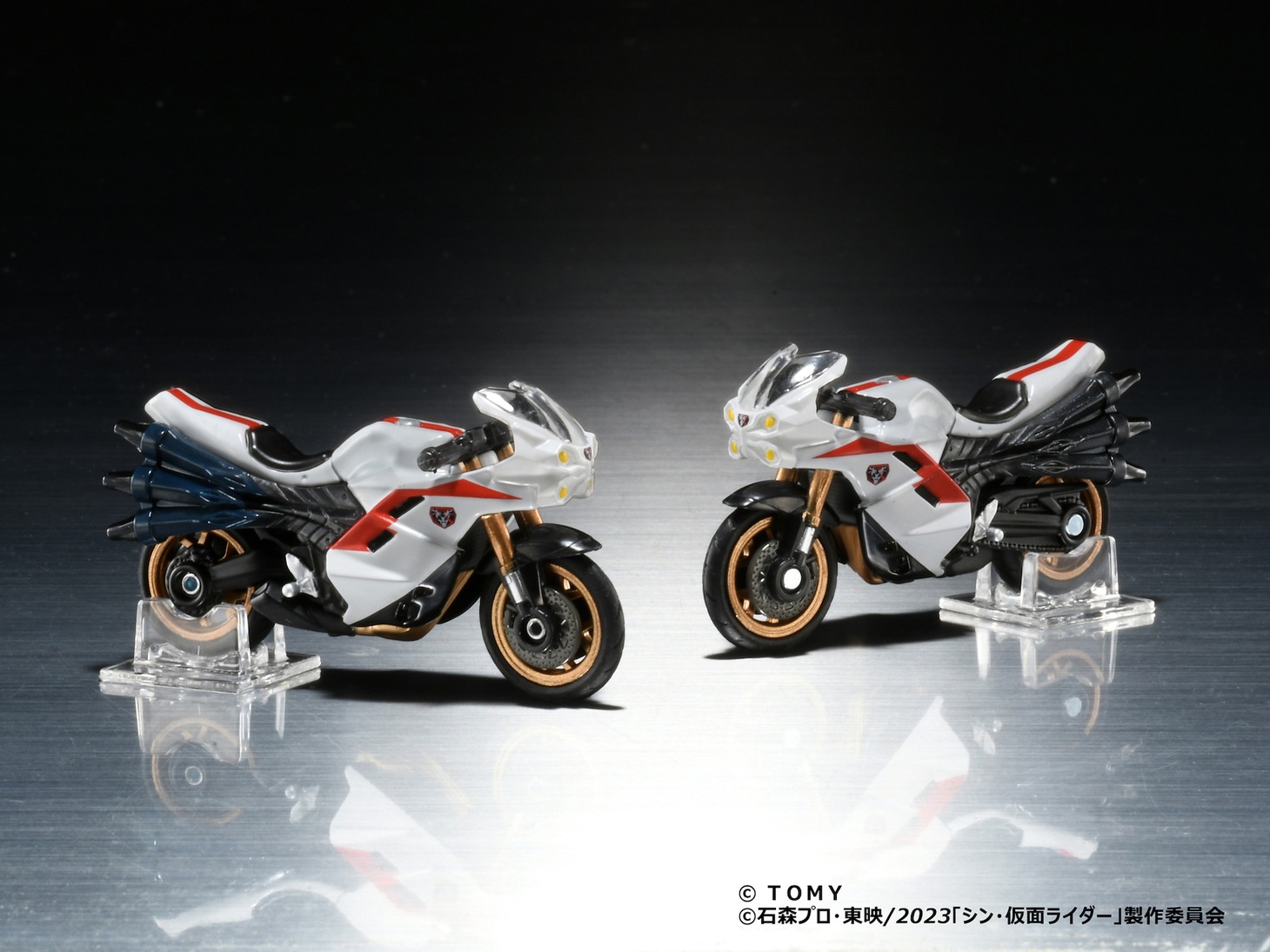 左からサイクロン号（仮面ライダーver.）、サイクロン号（仮面ライダー第2号ver.）。