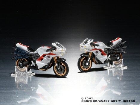 左からサイクロン号(仮面ライダーver.)、サイクロン号(仮面ライダー第2号ver.)。