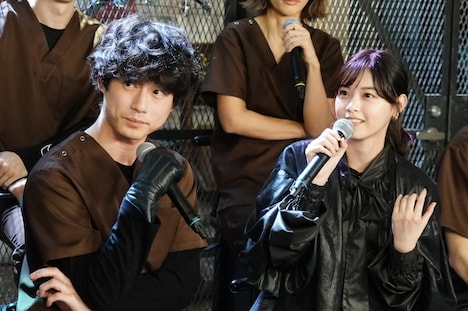 左から坂口健太郎、西野七瀬。