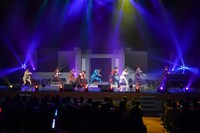 「俺こそオンリーワン」に合わせダンスを披露するキャストたち。