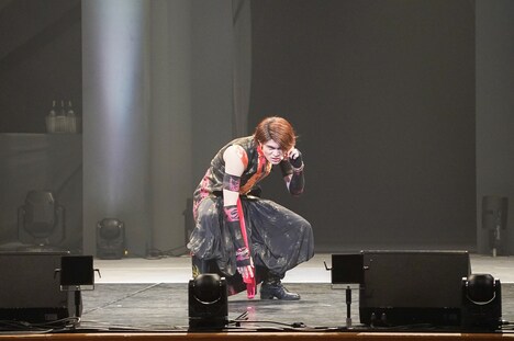 ドラゴンのモノマネを披露する桃谷ジロウ。