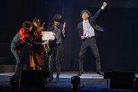 「マイワイフ is マイライフ」を歌唱する雉野つよし（右）。