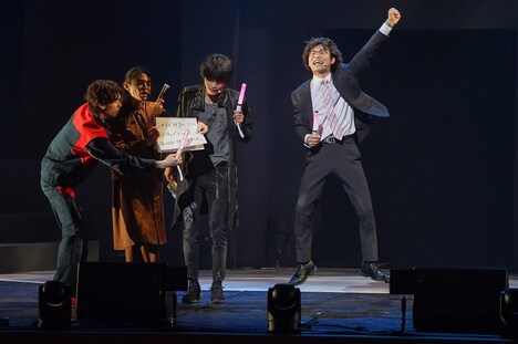 「マイワイフ is マイライフ」を歌唱する雉野つよし（右）。