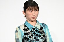 中村倫也に伝授した変顔を披露する伊藤沙莉。