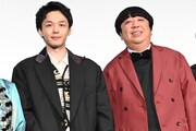 左から中村倫也、日村勇紀。