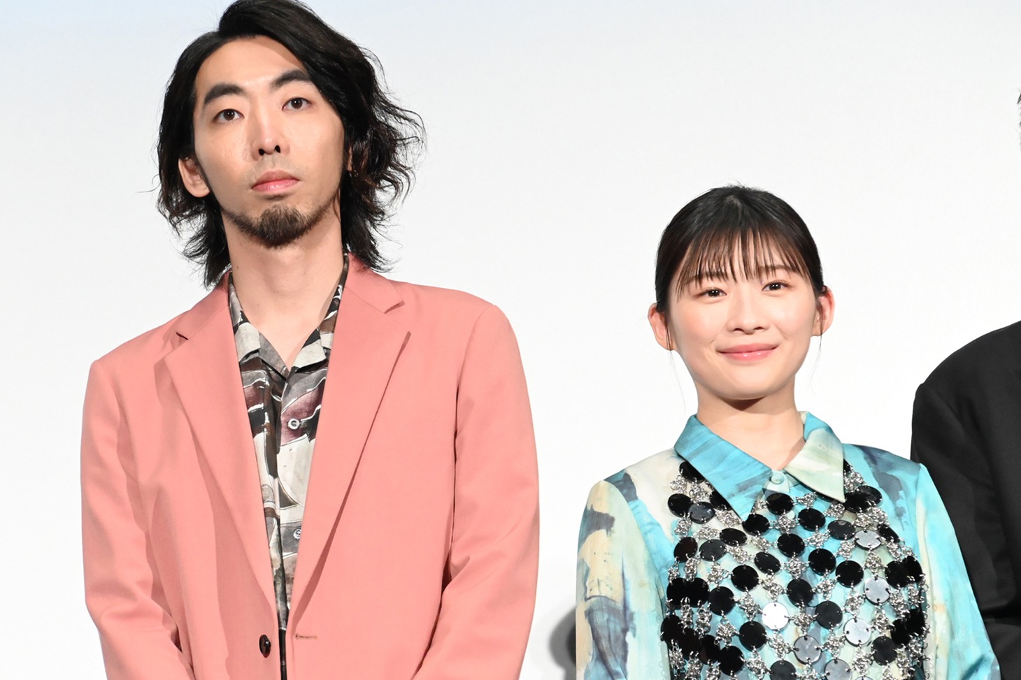 左から柄本時生、伊藤沙莉。