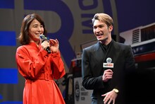 石田ゆり子（左）の冗談に乗るジェシー（右）。