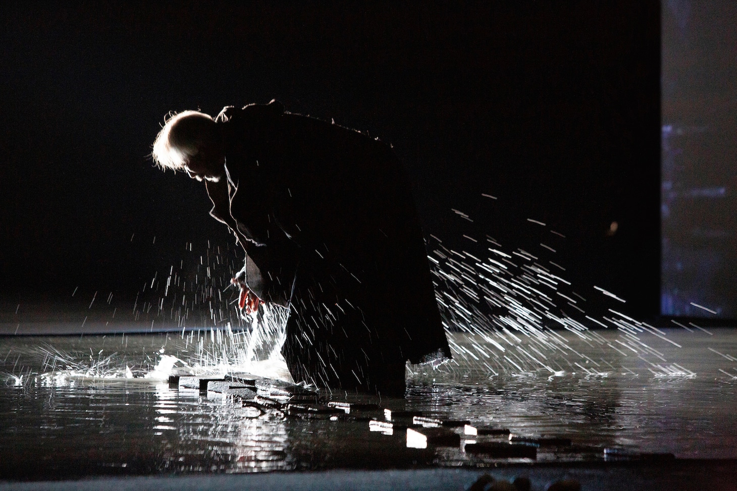 田中泯の舞台写真。(c)Sanne Peper