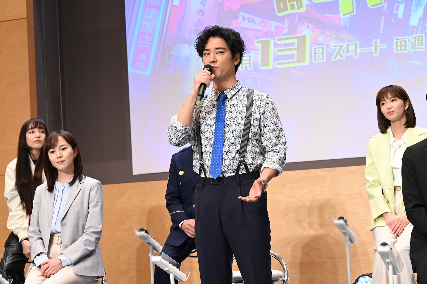 桐谷健太（中央）。