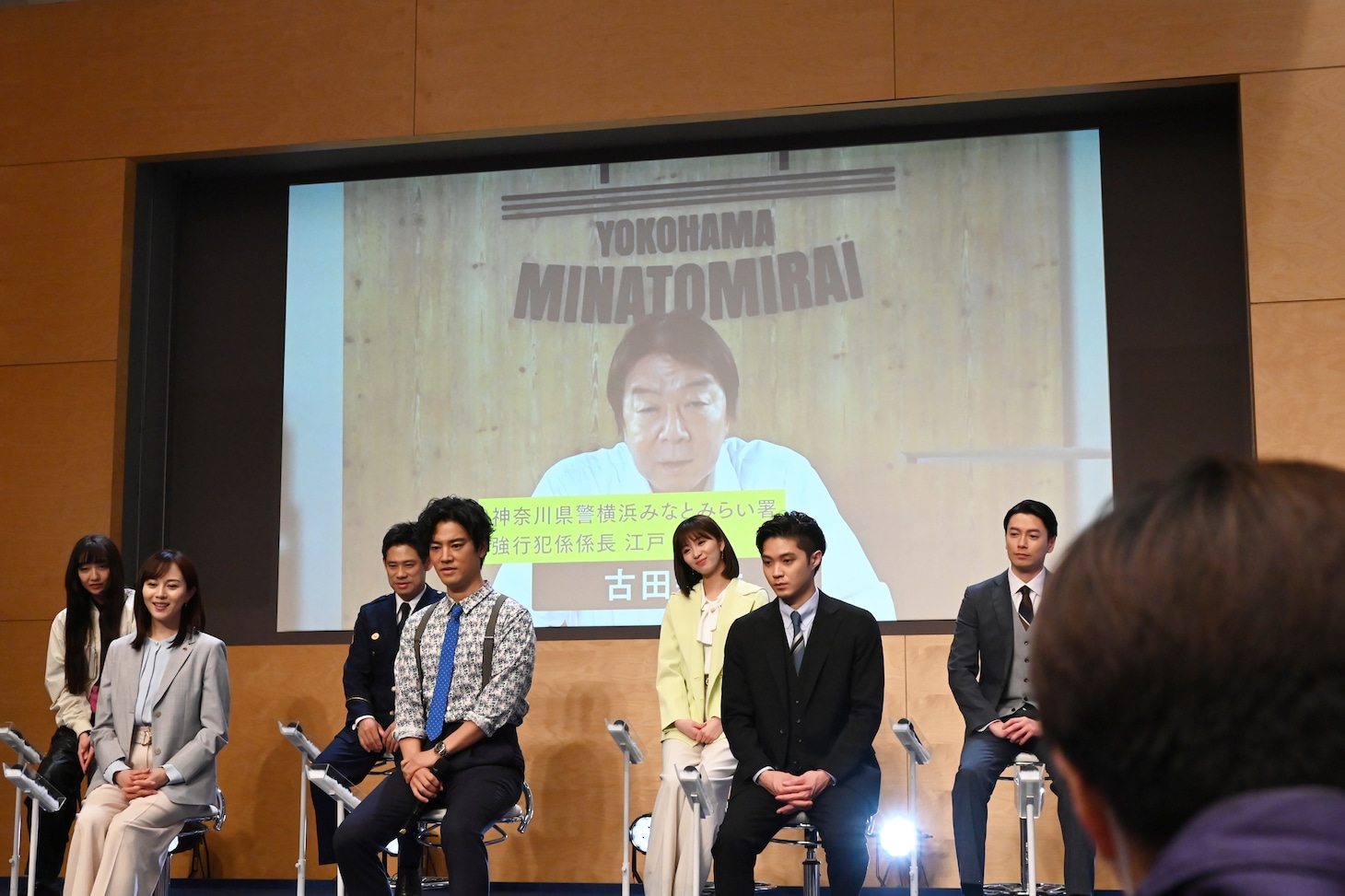古田新太からのビデオメッセージが流されている様子。