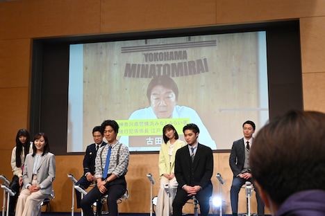 古田新太からのビデオメッセージが流されている様子。