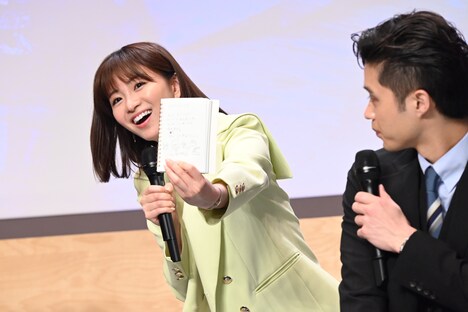 長井短からの手紙を見せる岡崎紗絵(左)。