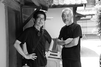 左から阪本順治、原田満生。