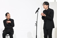 食べる高畑充希を再現する町田啓太（右）。