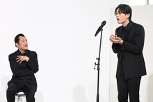 食べる高畑充希を再現する町田啓太（右）。