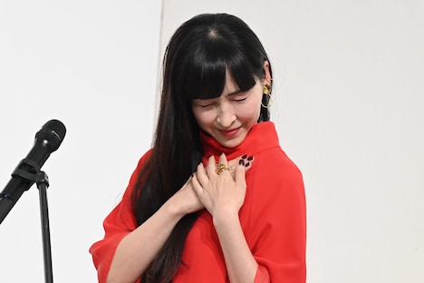 高畑充希の目を見られない麻生久美子。