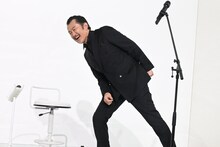 はしゃぐ田中圭を再現する吉田鋼太郎。