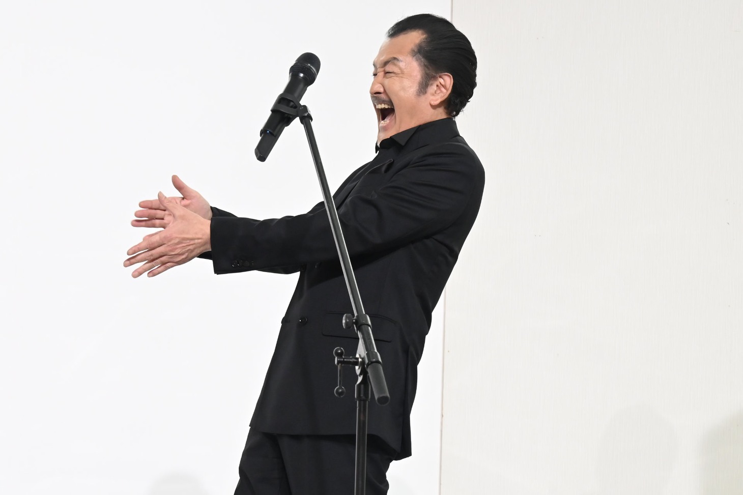 はしゃぐ田中圭を再現する吉田鋼太郎。