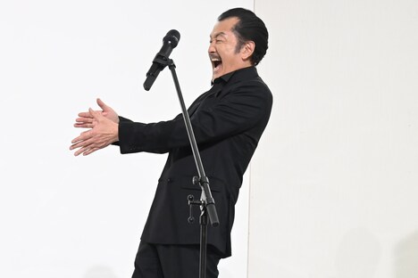 はしゃぐ田中圭を再現する吉田鋼太郎。