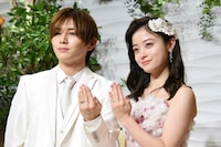 「王様に捧ぐ薬指」結婚会見の様子。