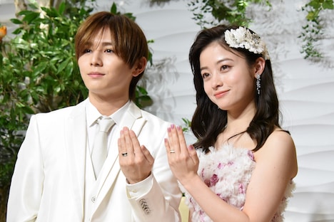 「王様に捧ぐ薬指」結婚会見の様子。