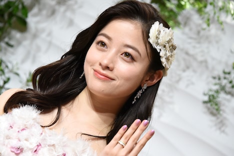 結婚会見に羽田綾華として出席した橋本環奈。