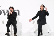 左から田中圭、吉田鋼太郎。