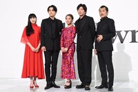 左から麻生久美子、町田啓太、高畑充希、田中圭、吉田鋼太郎。