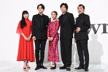 左から麻生久美子、町田啓太、高畑充希、田中圭、吉田鋼太郎。