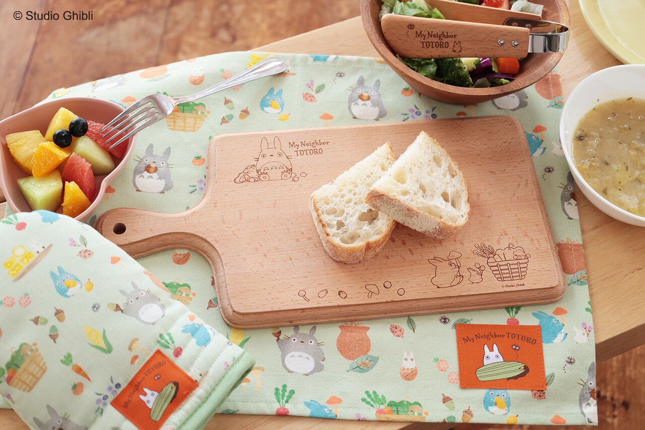 「となりのトトロ」キッチンアイテム発売、トトロたちがいそいそ料理の準備