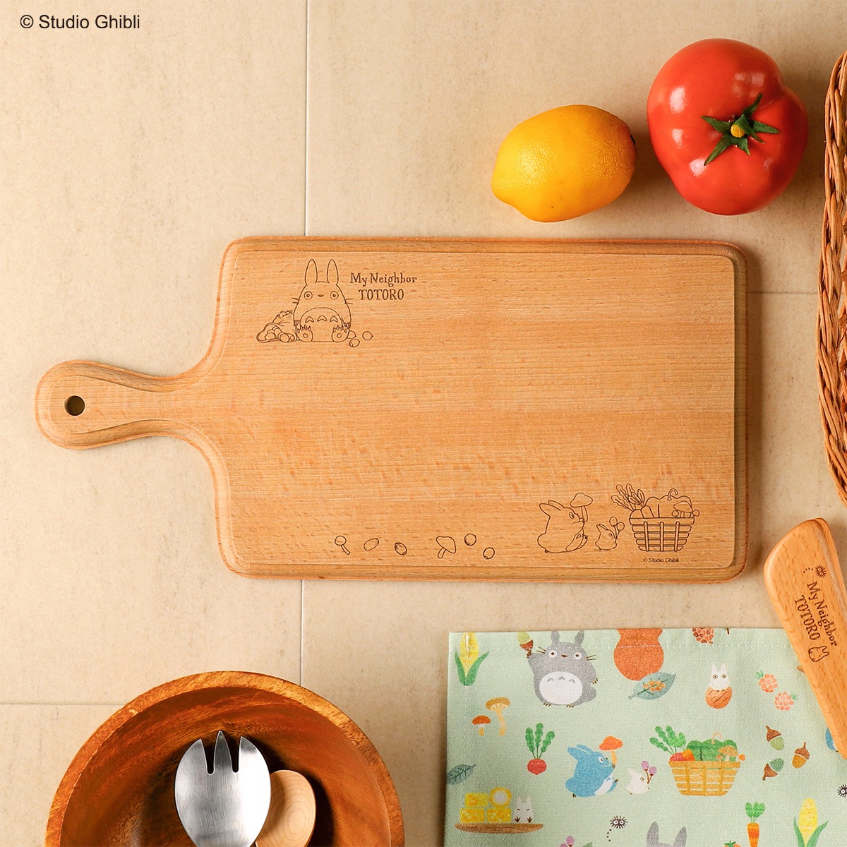 「となりのトトロ 森のキッチンシリーズ 木製カッティングボード」の使用イメージ。
